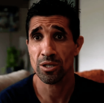 À 51 ans, Nassim Akrour, légende algérienne du football, annonce sa retraite et se tourne vers la formation des jeunes au FC Pays Voironnais. Découvrez son incroyable parcours.