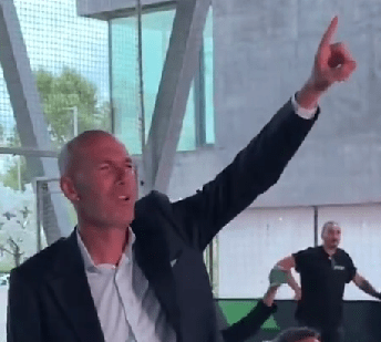 Zidane chante 'Tourner la Page' de Zaho